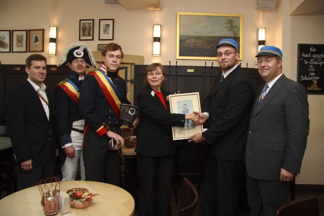 &Uuml;bergabe des Aquarells 'Chargierter der Lusatia in Uniform' an das Stadtgeschichtliche Museum